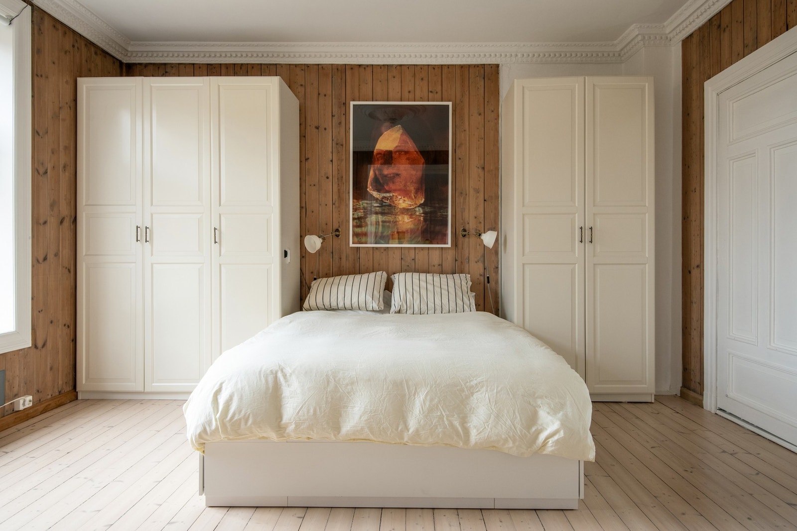 Soverommet følger leilighetens klassiske preg med et lekkert og tidløst design Galleribilde