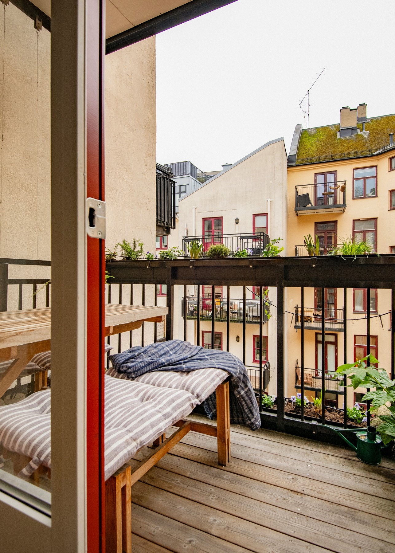 Fra kjøkkenet har du direkte utgang til leilighetens balkong Galleribilde