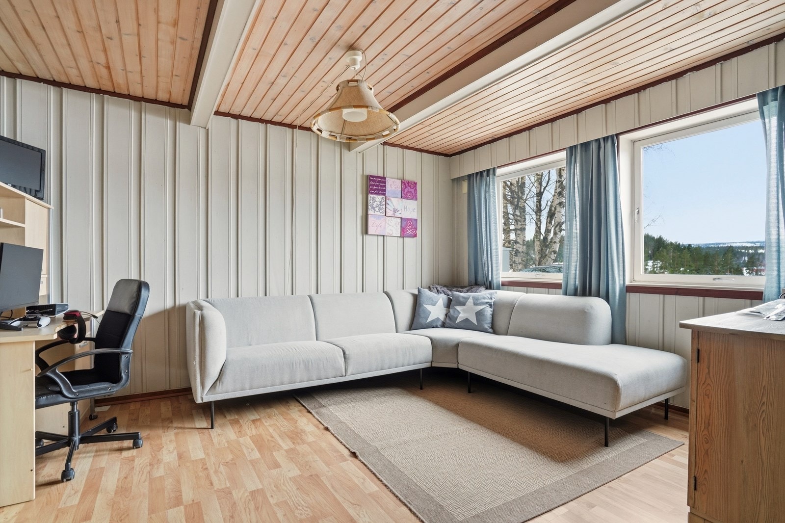 Stue i u. etasje med plass til sofa og hjemmekontorløsning. Galleribilde