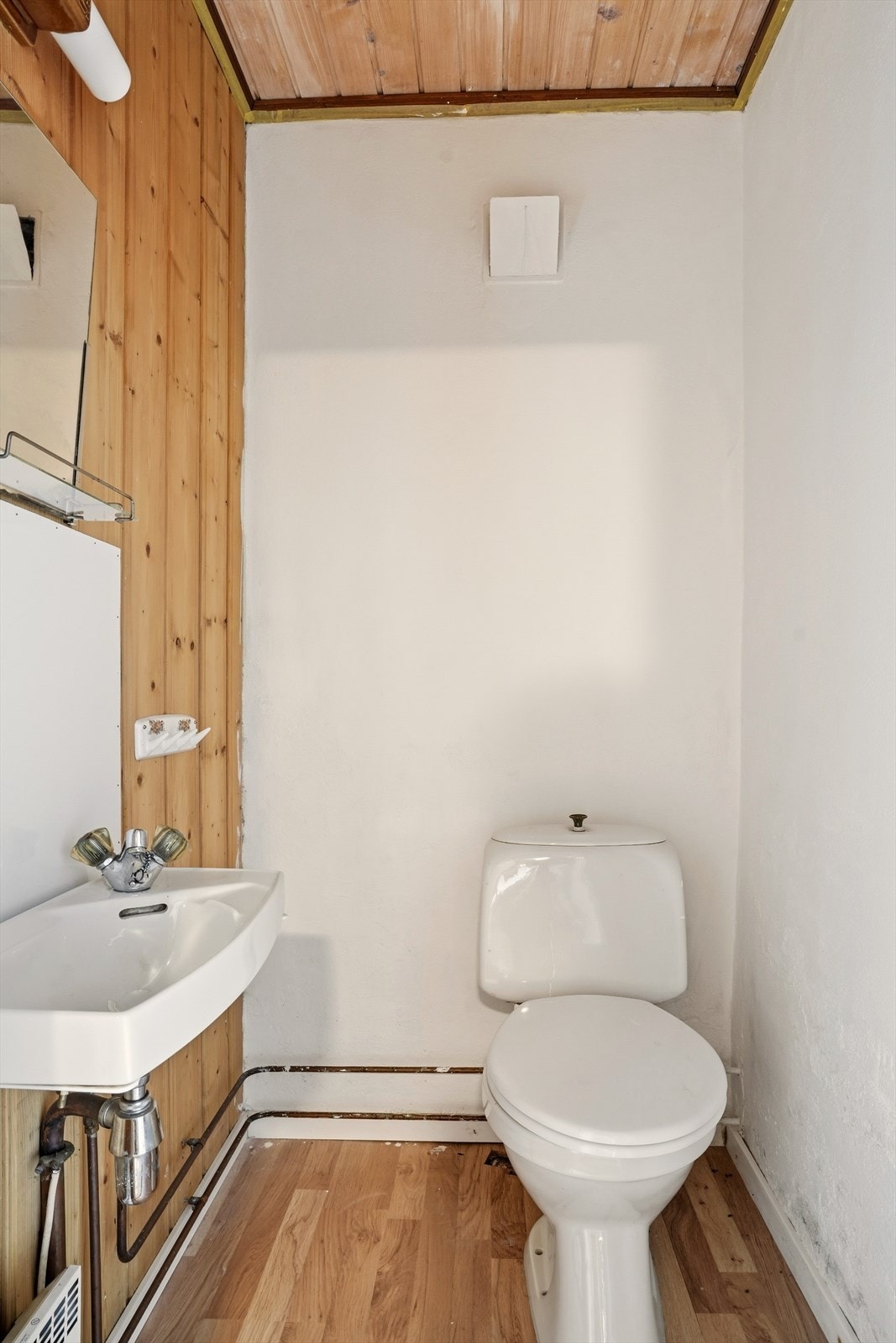 Toalettrom i u. etasje. Ikke tilkoblet vann. Galleribilde