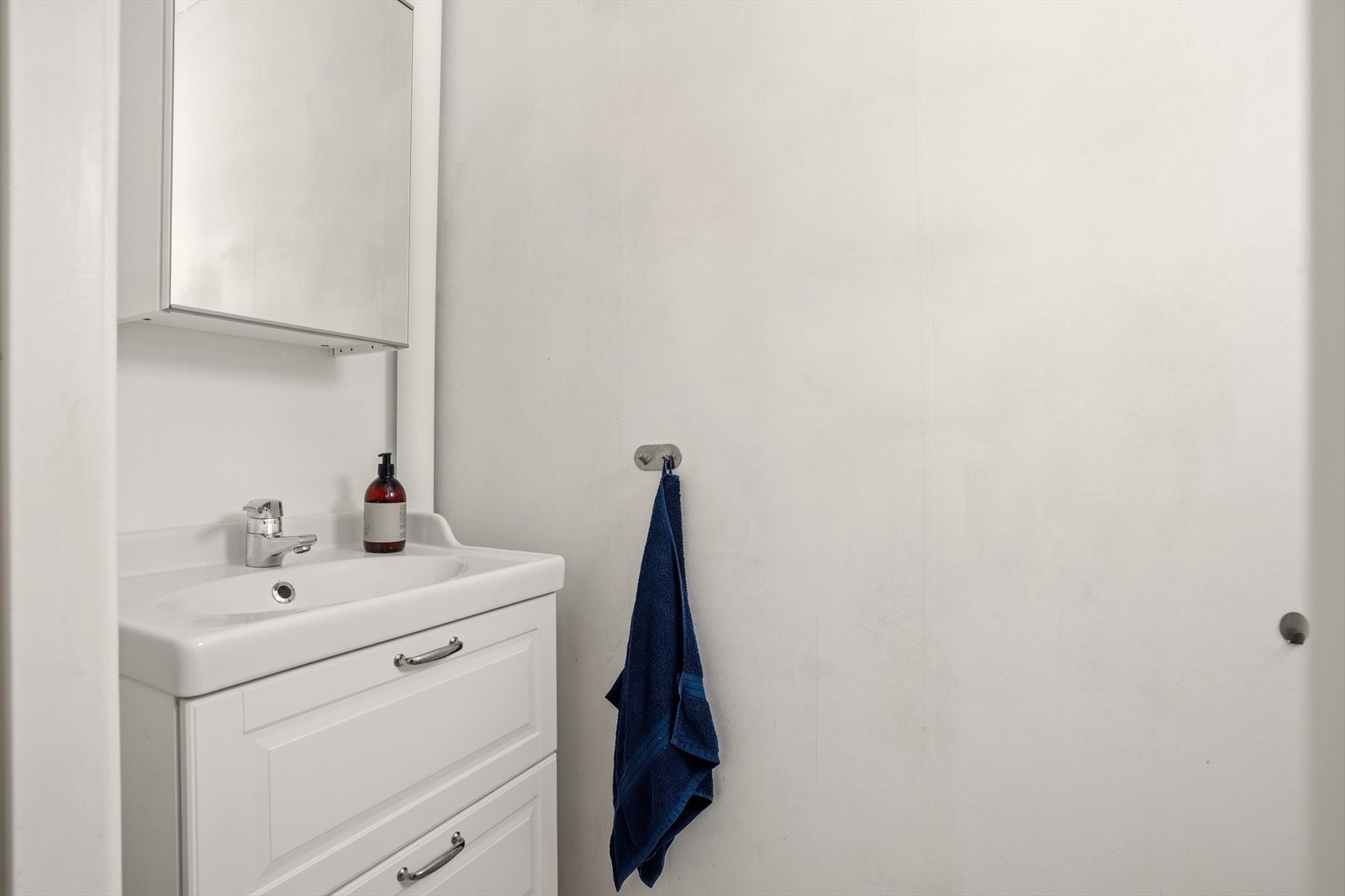 Håndvask og speilskap på toalettrommet. Galleribilde