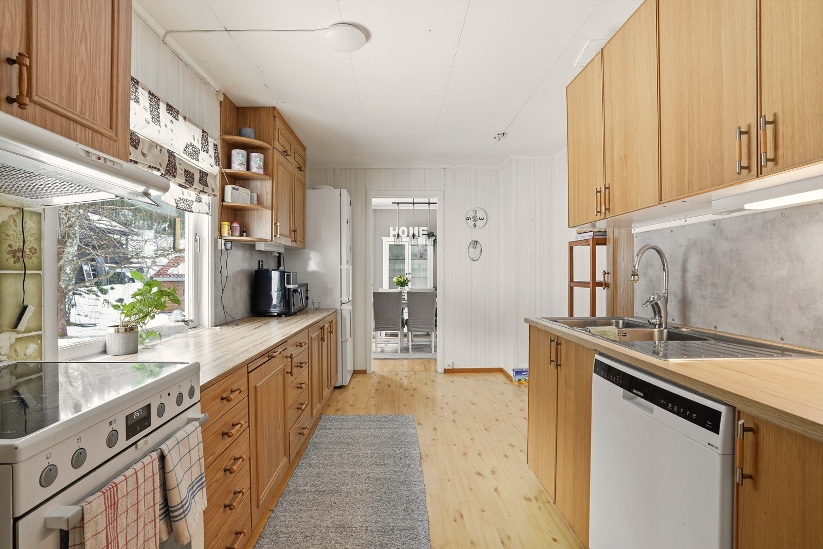 Kjøkken med avsatt plass til frittstående hvitevarer. Galleribilde