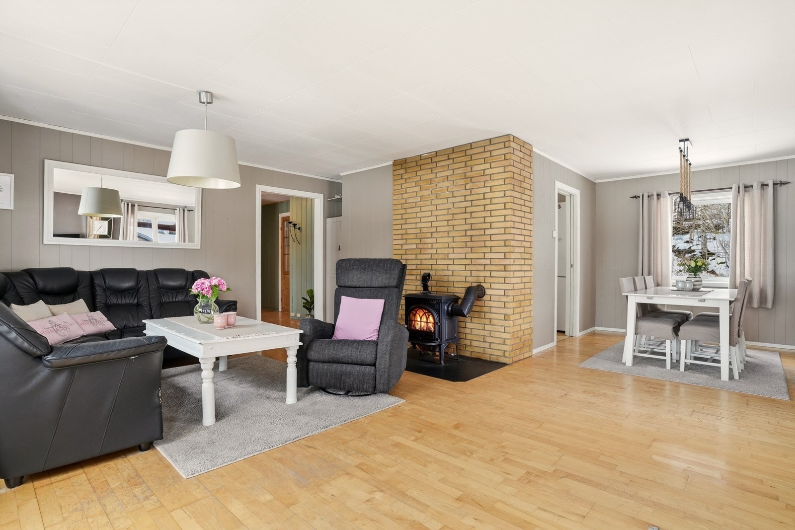 God plass til spisestue med nærhet til kjøkken. Galleribilde