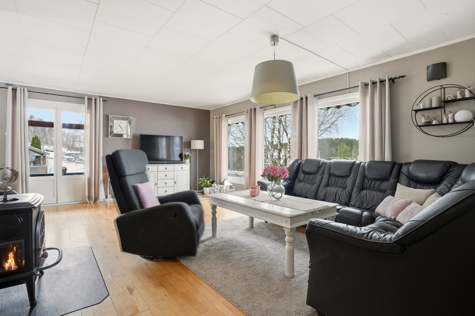 Ildsted og utgang til terrasse. Galleribilde