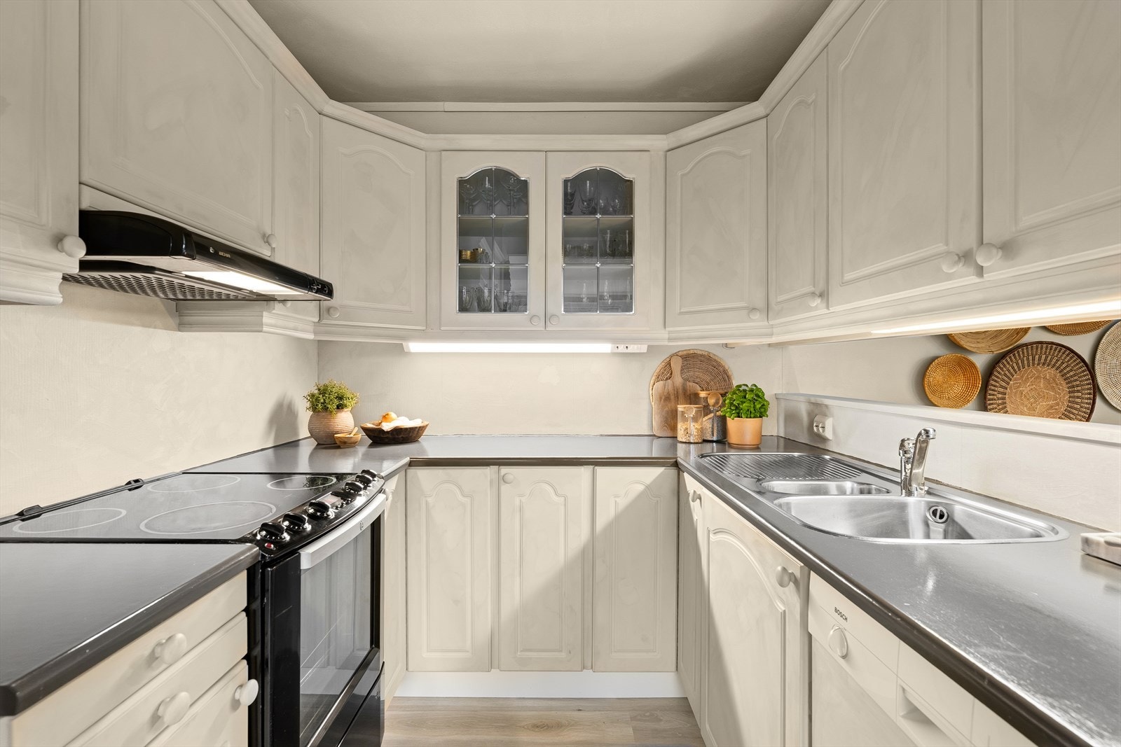 Flott lyst kjøkken med god benk- og skapplass Galleribilde