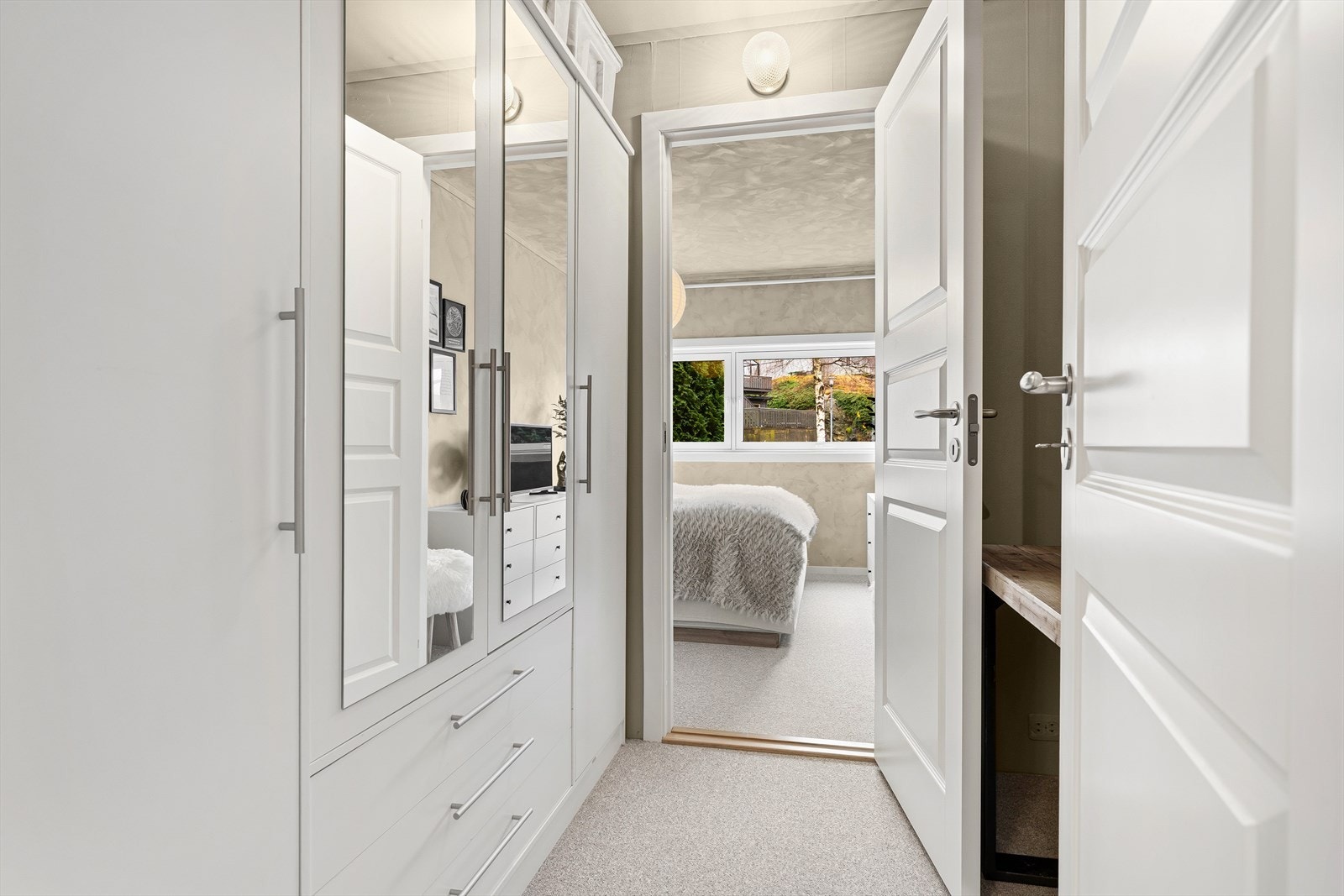 Walk in closet med god garderobeplass Galleribilde