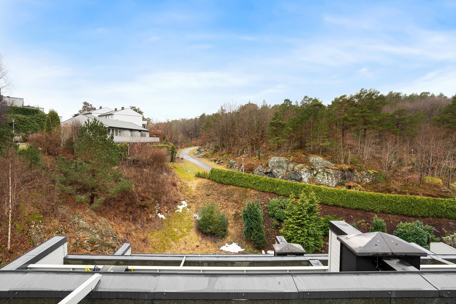 Terrassen er meget usjenert og har skjønn utsikt mot grøntareal Galleribilde