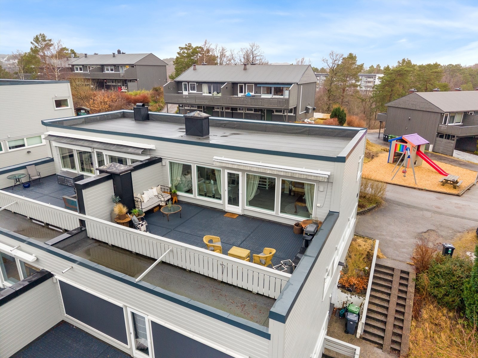 Leiligheten ligger meget pent til i terrasseblokkens øverste etasje Galleribilde