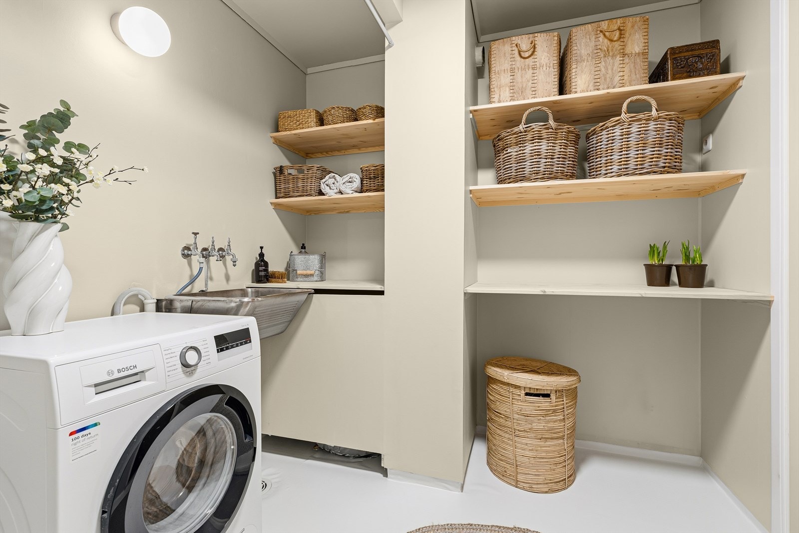 Eget vaskerom med opplegg til vaskemaskin og utslagsvask. God oppbevaringsplass på hyller Galleribilde