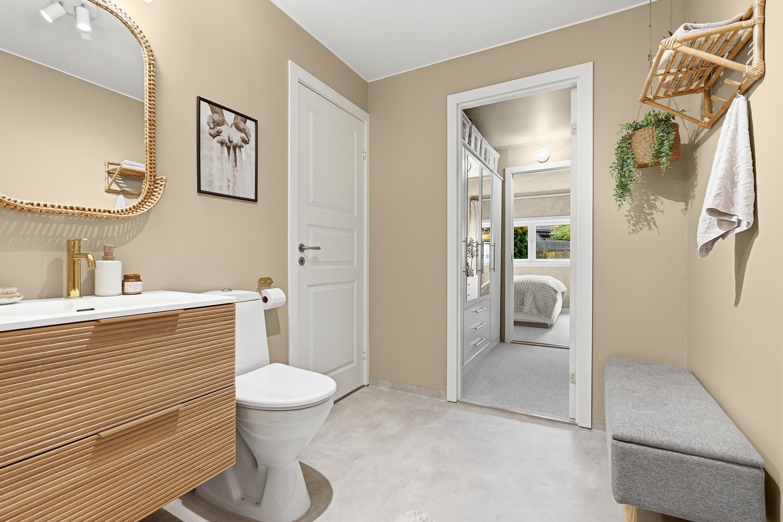 Mellom bad og hovedsoverom er det bod/walk in closet Galleribilde