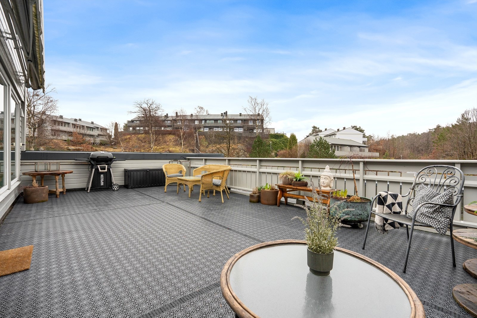 Fra stuen er det utgang til en stor solrik terrasse på 37 kvm Galleribilde