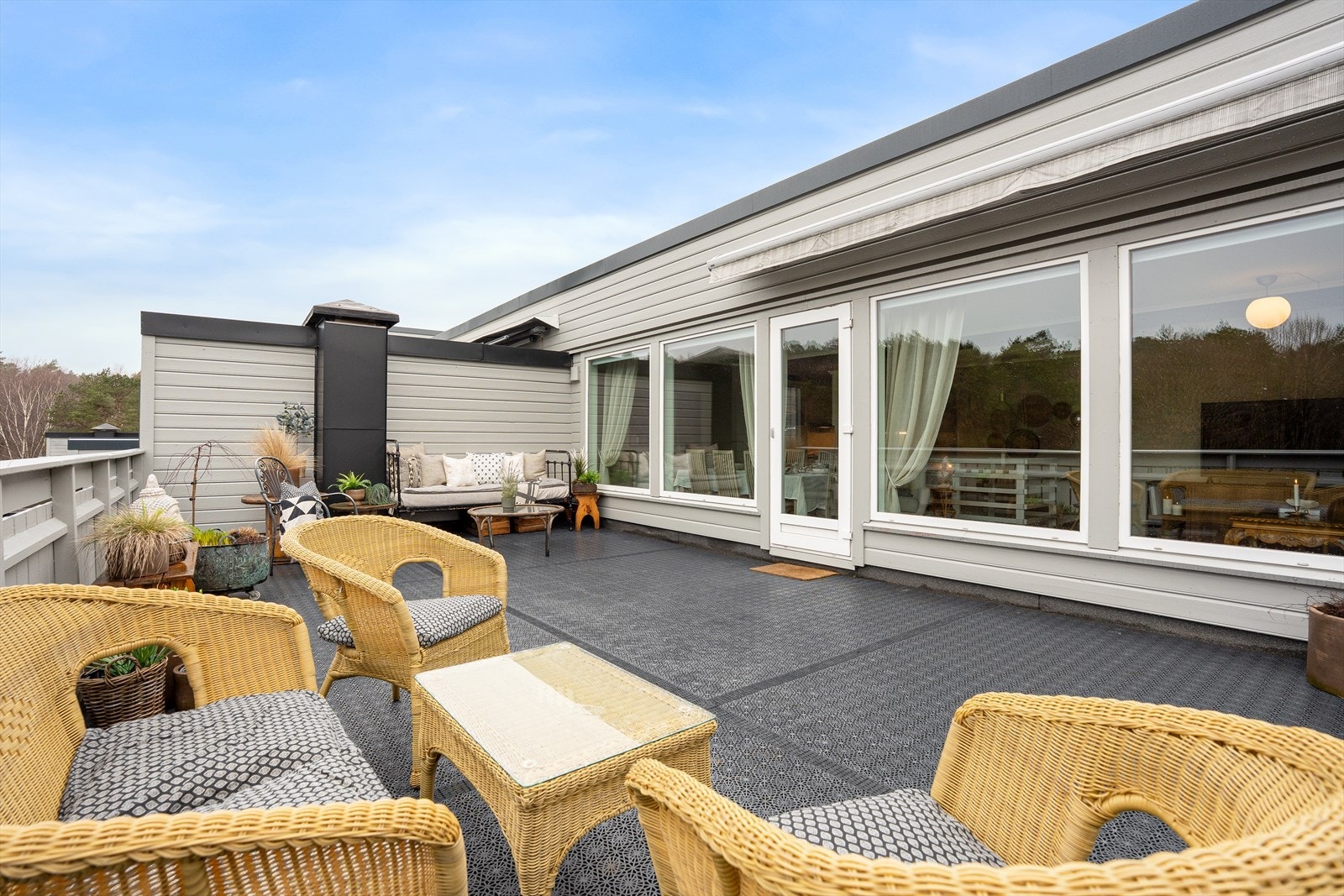 Terrassen ligger vestvendt og har meget gode solforhold Galleribilde