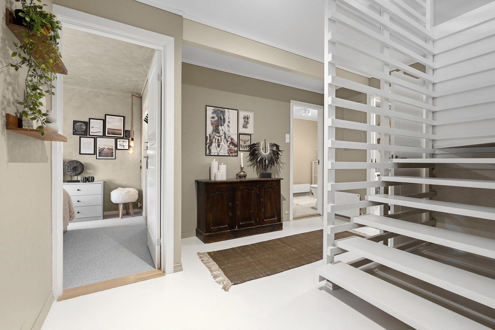 Det er god plass i gang og under trapp til oppbevaring av ytterklær og sko Galleribilde