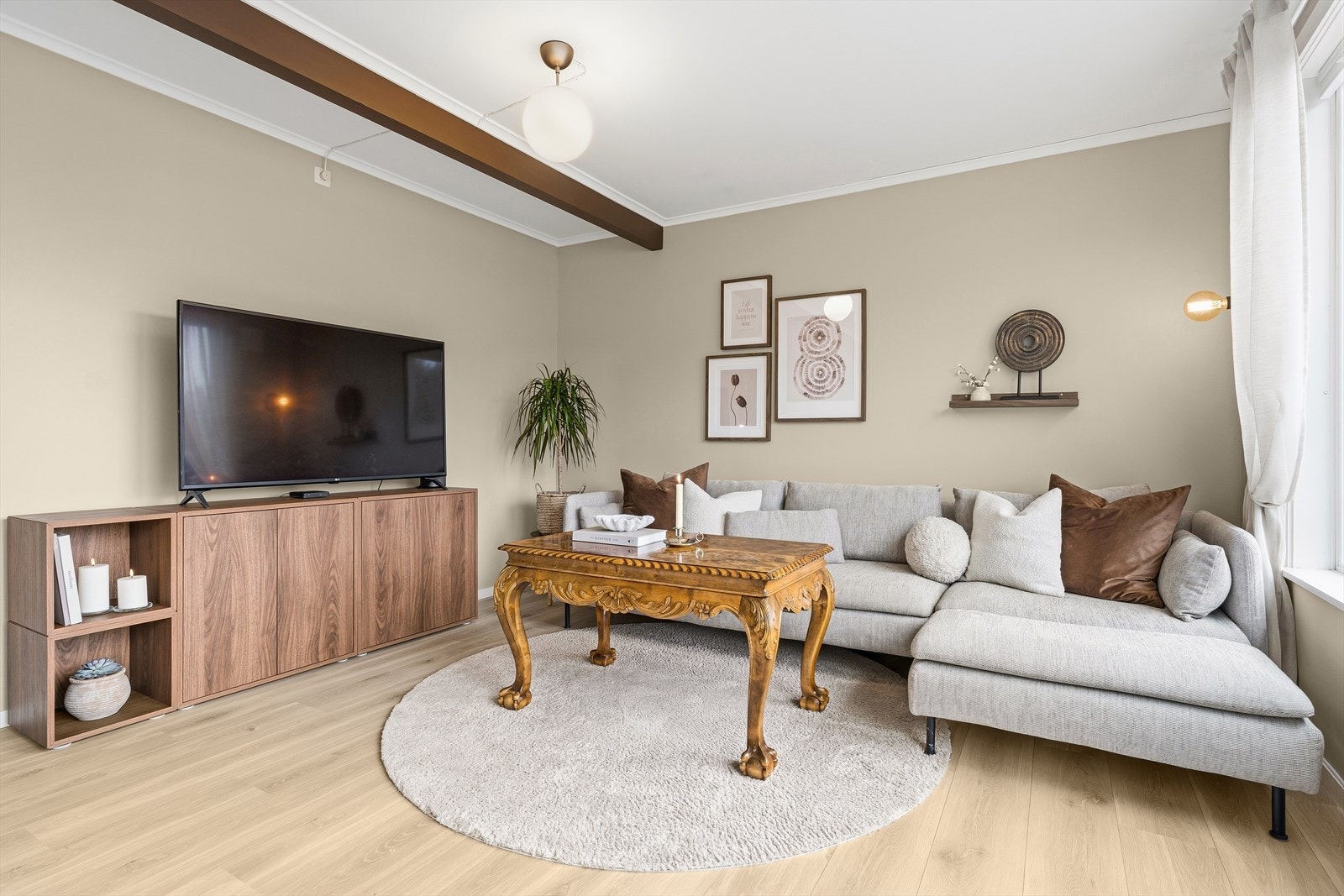 I stuen er det god plass til en romslig sofagruppe Galleribilde