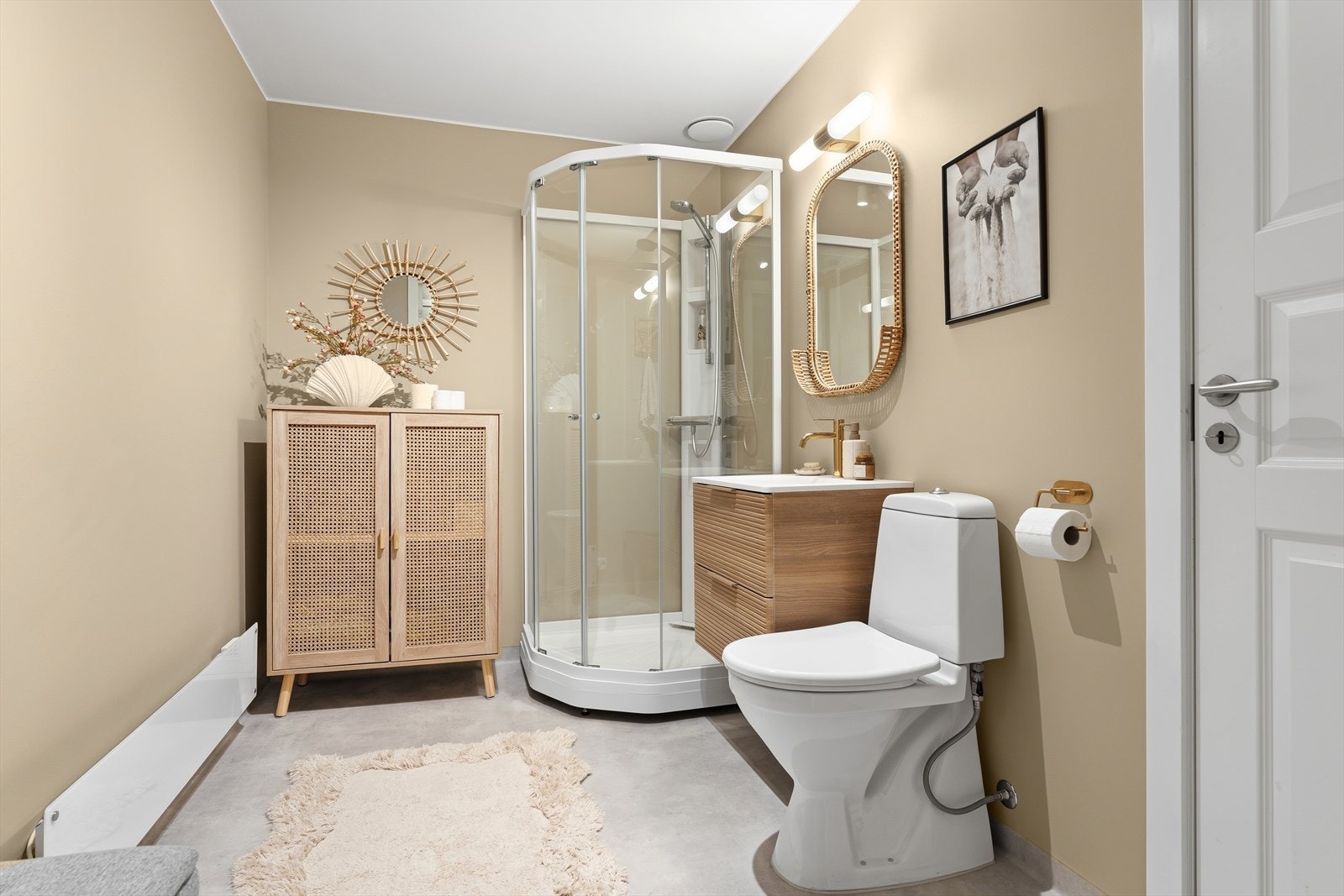 Stort og delikat baderom fra 2025 med toalett, servant med innredning og dusjkabinett Galleribilde