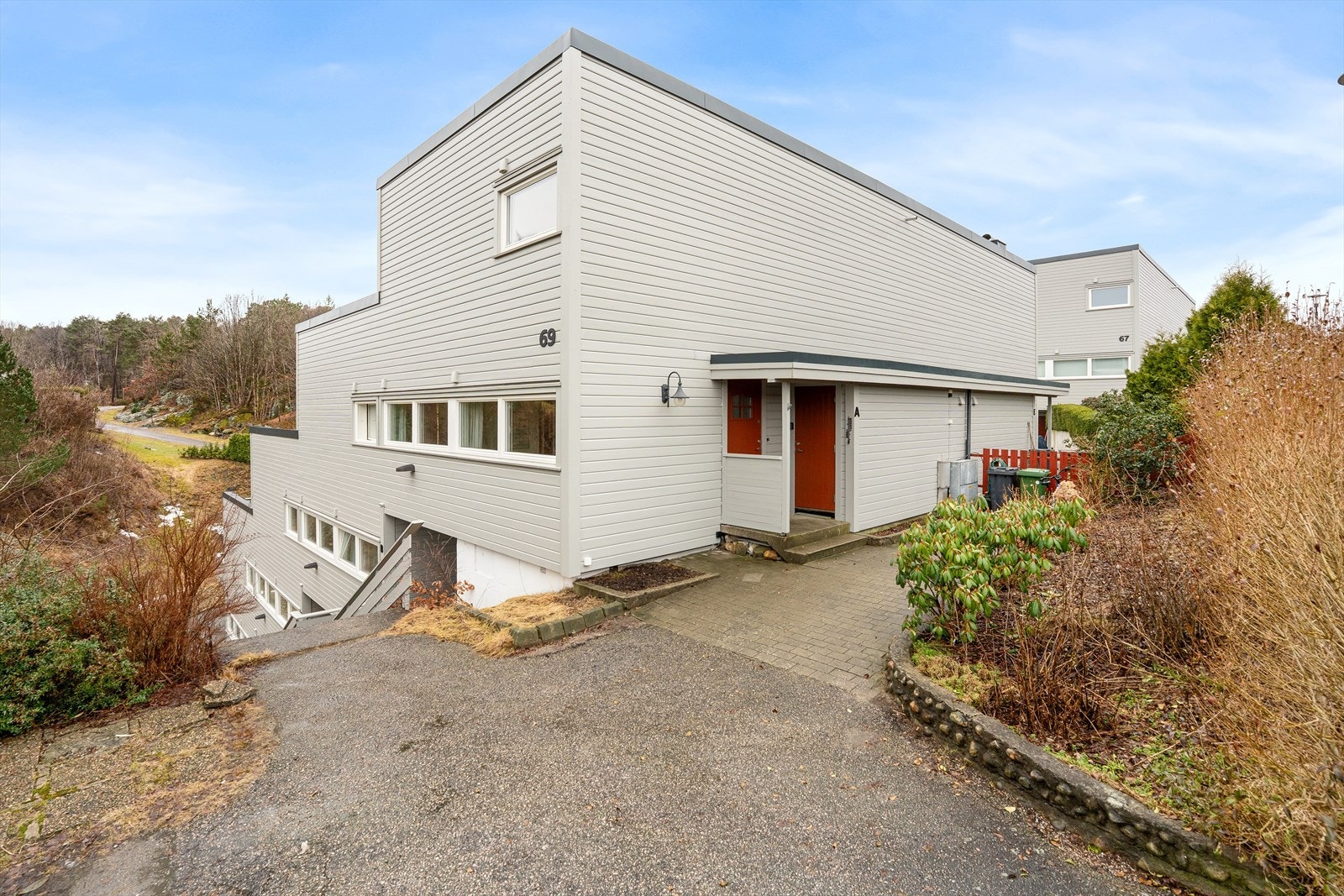 Velkommen inn! Terrasseleiligheten har inngangsparti rett fra veien Galleribilde