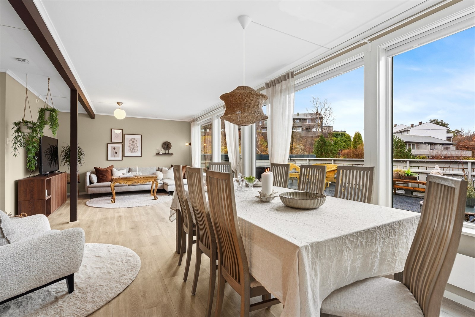 Store vindusflater som slipper inn rikelig med naturlig lys Galleribilde