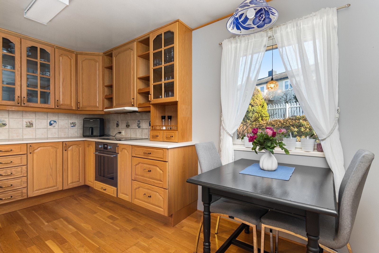 Kjøkken med plass for spisebord. Galleribilde