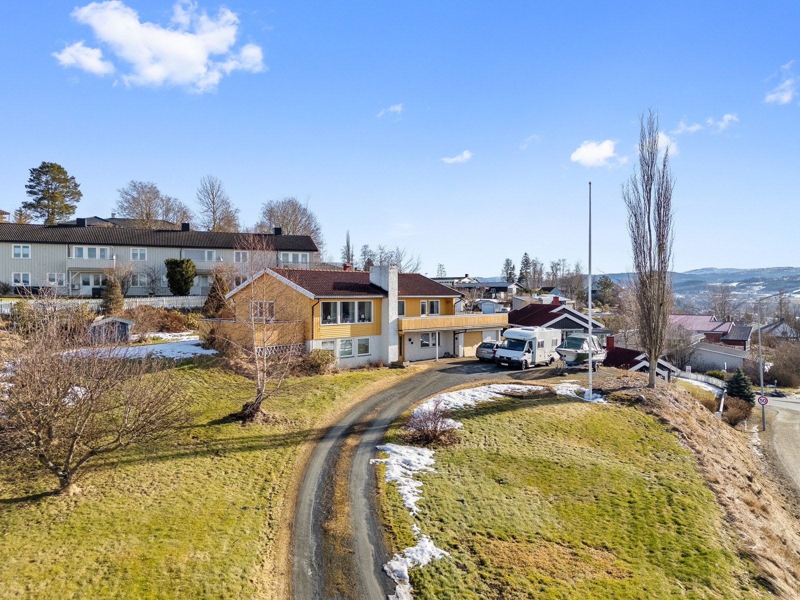 Kort vei til flere barnehager, barneskole, dagligvarebutikk, bussholdeplass mm. Galleribilde