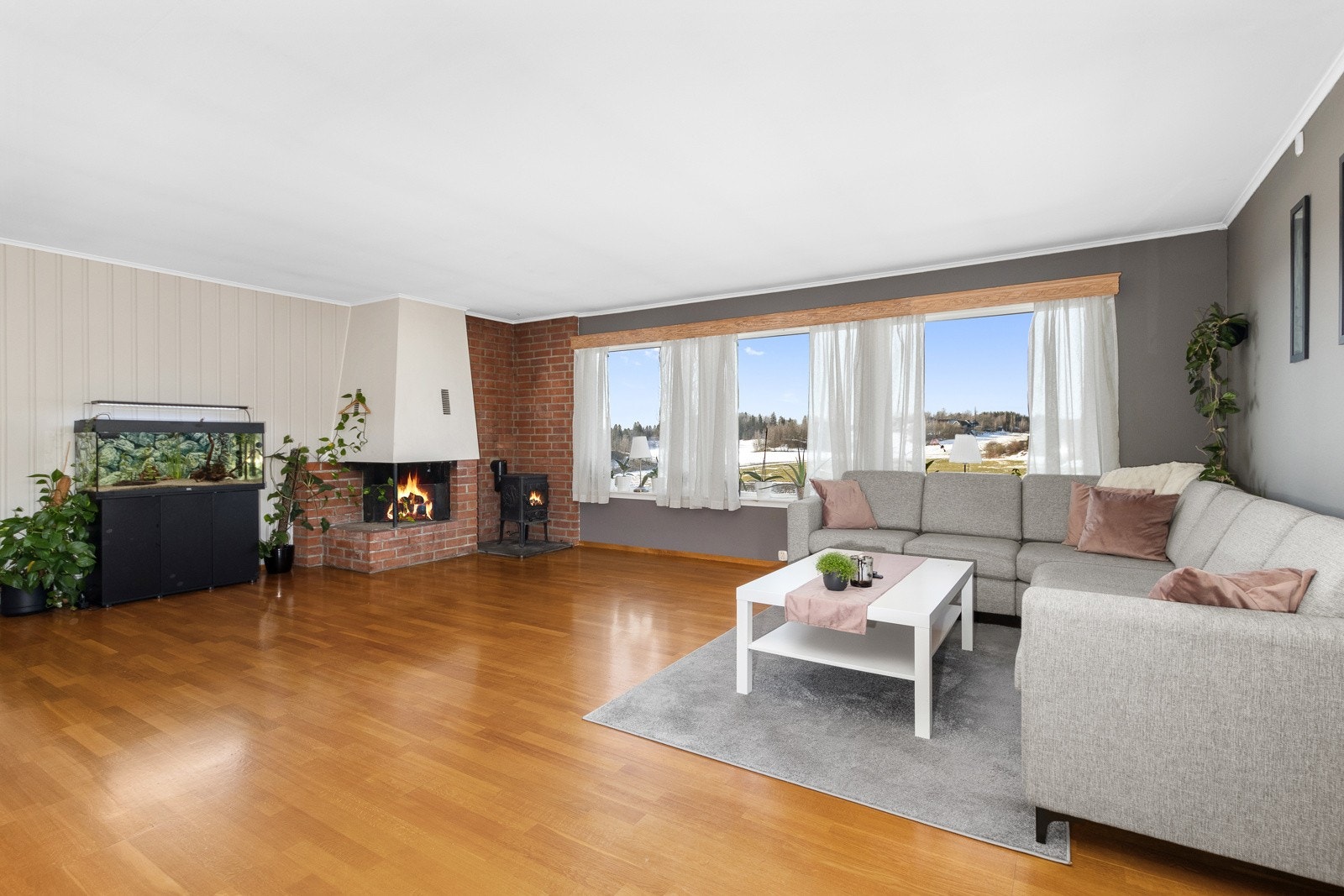 Gode vindusflater som slipper inn masse lys. Galleribilde