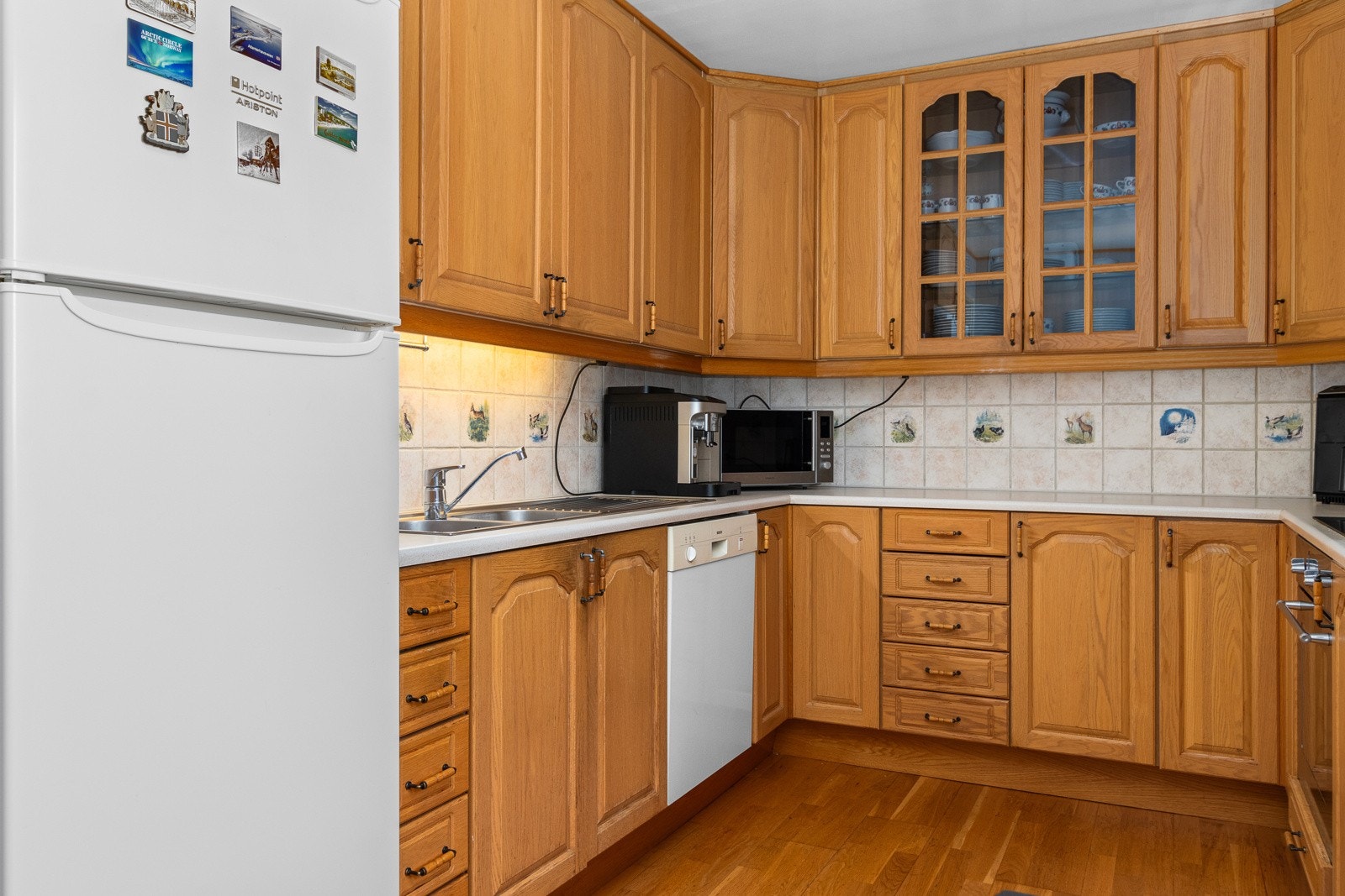 Kjøkken med opplegg for hvitevarer. Galleribilde