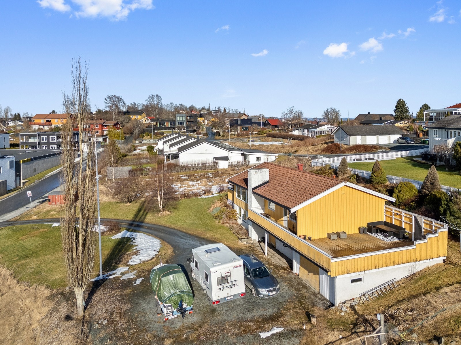 Boligen ligger fint til i et veletablert område. Galleribilde