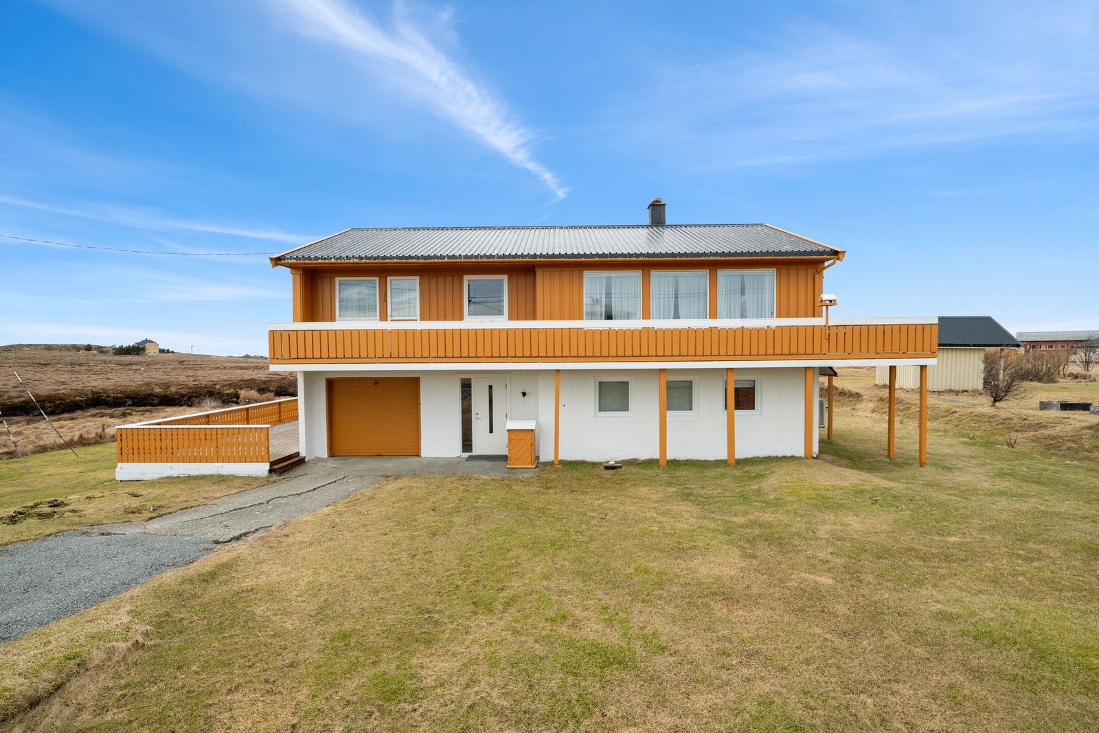 Eneboligen ligger i idylliske omgivelser på Mausundvær, et naturskjønt fiskevær på Måøya i Frøya kommune. Galleribilde