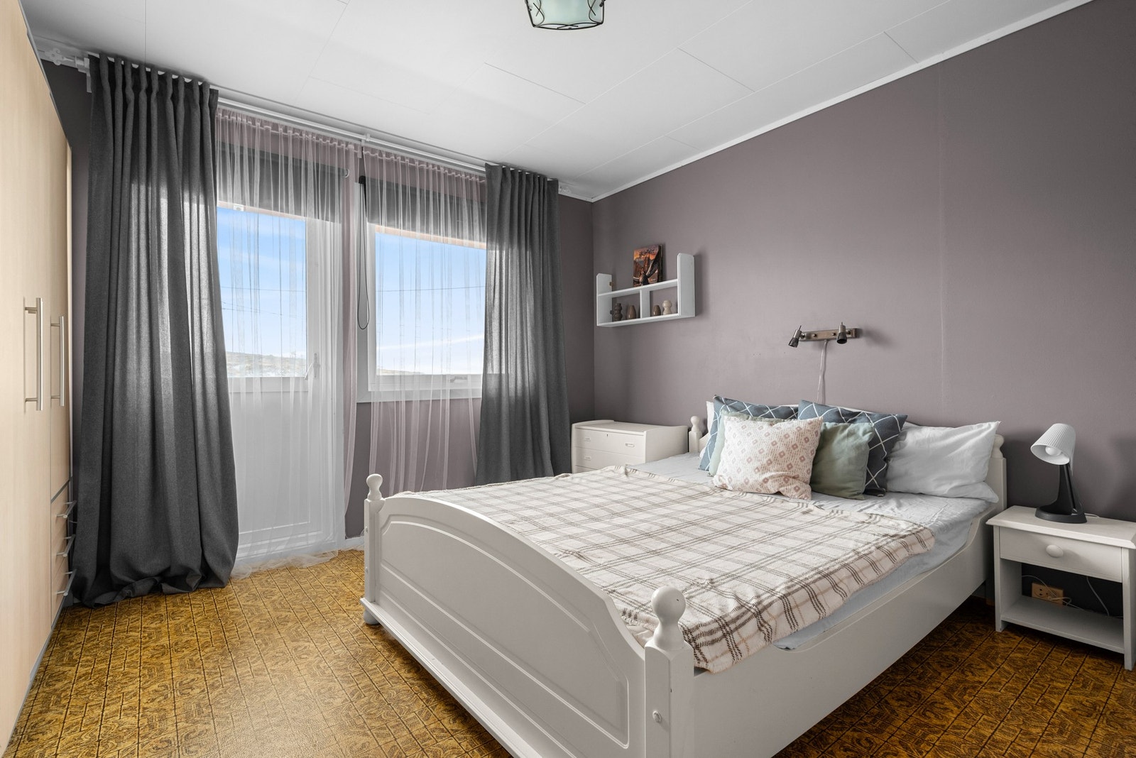 Boligen har totalt 4 soverom av god størrelse. Hovedsoverommet er malt i tidløse farger og har en egen utgang til boligens altan. Galleribilde