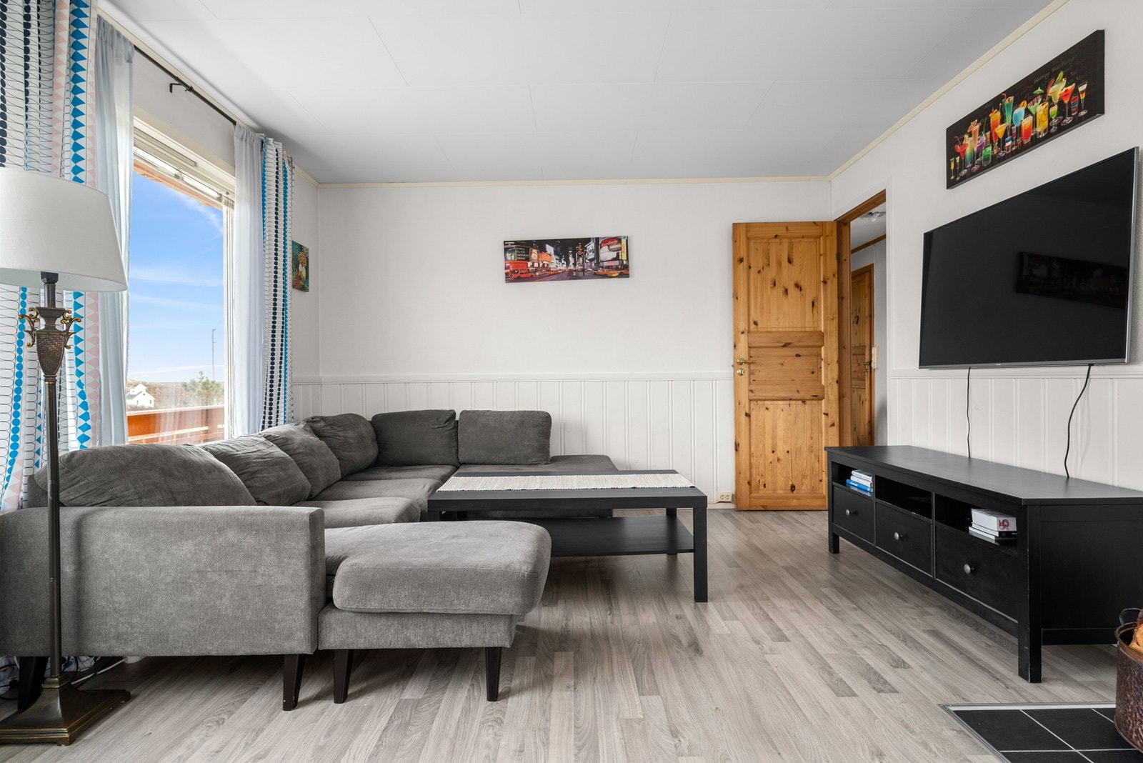 Boligen har en svært god planløsning som gir rom for å innrede i ulike soner. Galleribilde