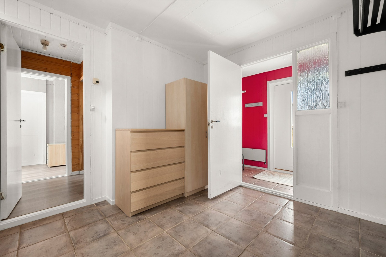 I underetasjen finner du vindfang, gang, to boder, vaskerom, stue, boligens 4. soverom og en garasje. Galleribilde