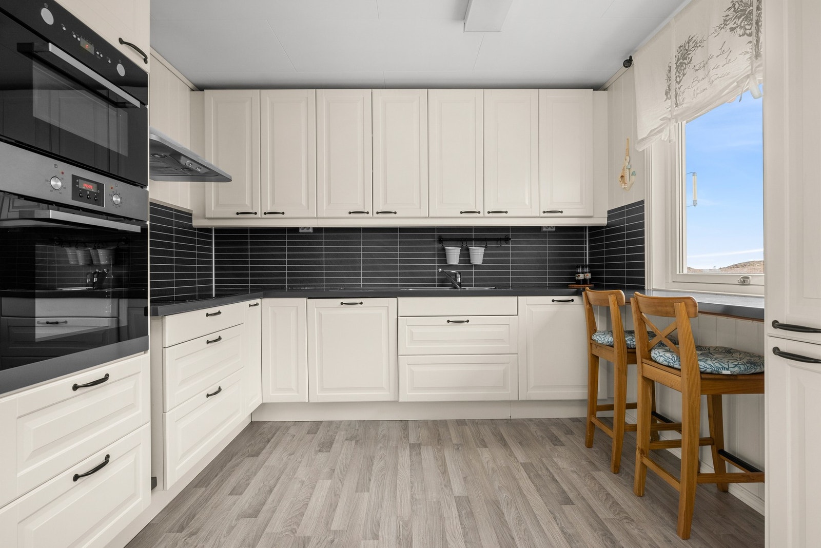 Pent kjøkken som byr på rikelig med arbeidsplass. Galleribilde