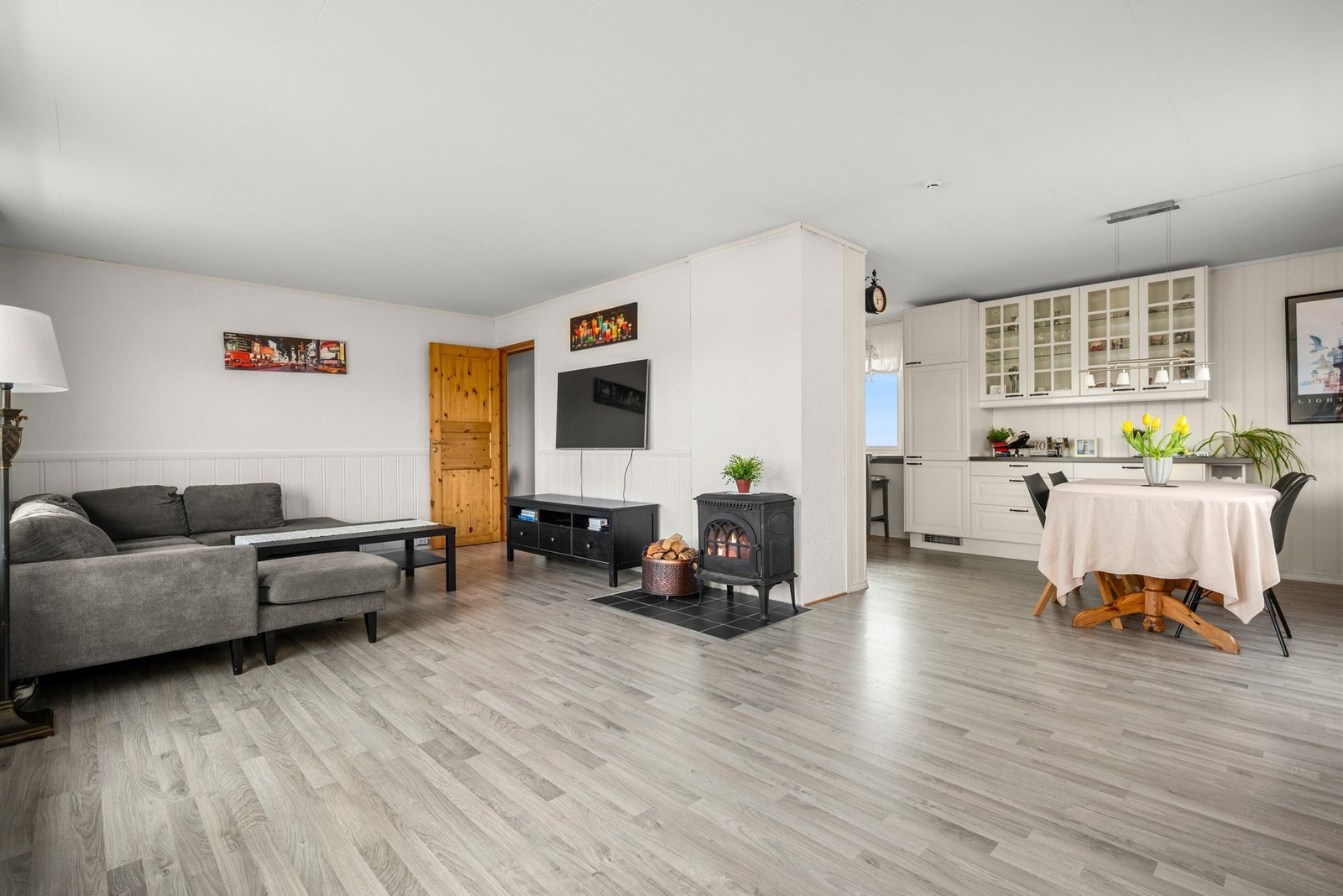 Fra stuen har man utgang til romslig altan som strekker seg rundt store deler av boligen. Galleribilde