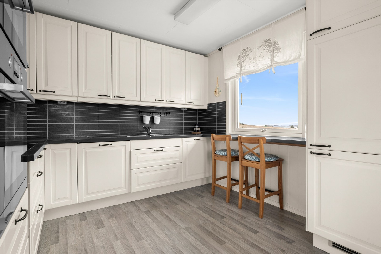 Kjøkkenet holder en god standard og har integrerte hvitevarer. Galleribilde