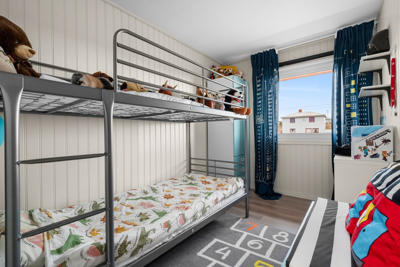 3 av soverommene befinner seg i boligens hovedetasje. Dette rommet passer utmerket å innrede som et barnerom. Galleribilde