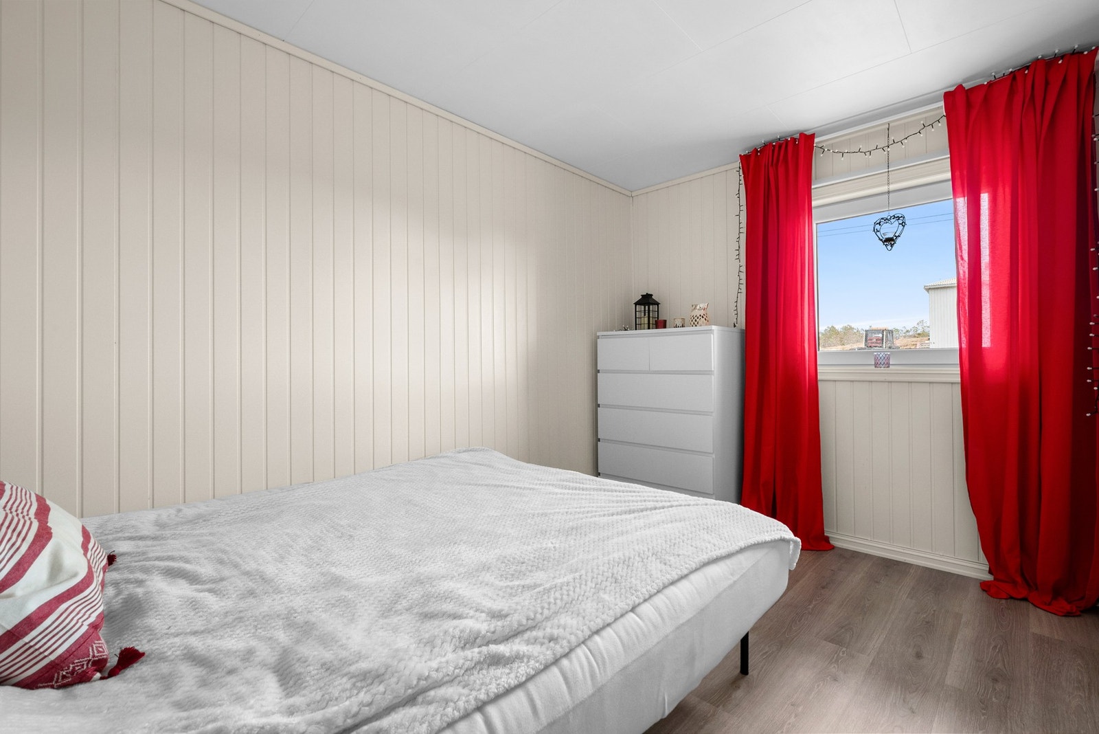 Soverom nr. 4 har god plass til stor seng og tilhørende møblement. Galleribilde