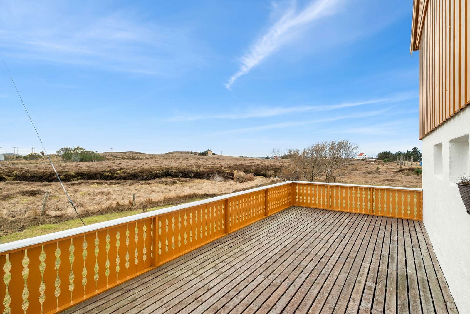 Terrassen har plass til flere sittegrupper, grill m.m. Her har man fantastiske sol- og utsiktsforhold. Galleribilde