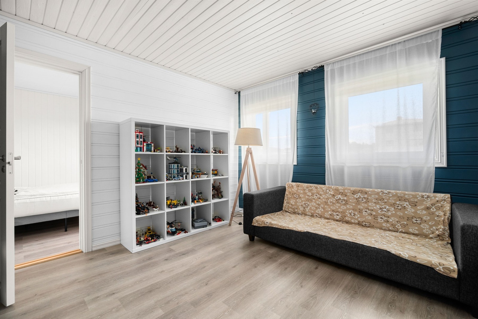 Romslig stue som enkelt kan i dag benyttes som et hobbyrom. Her kan for eksempel ungdommen kan trekke seg tilbake. Galleribilde