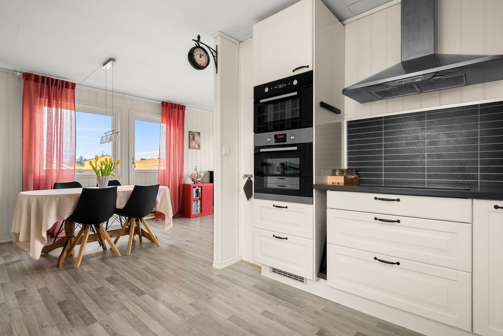 Kjøkkenet er godt utbygget med skap, skuff og benkeplass. Galleribilde