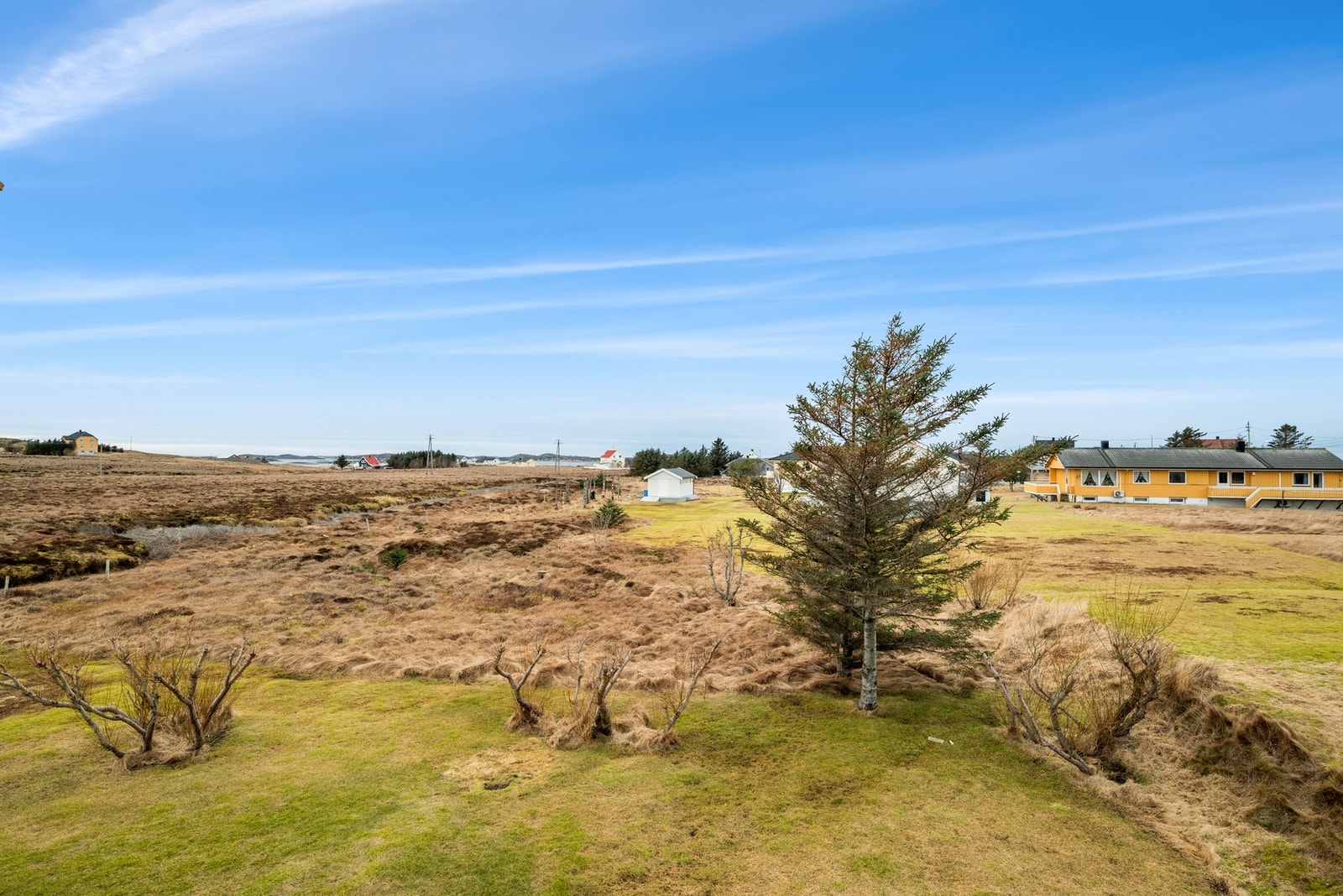 Kommunen er en av landets største kommuner for fiskeoppdrett, og har til sammen rundt 5400 holmer og skjær, i tillegg til ca. 163 fiskevann og tjern. Galleribilde