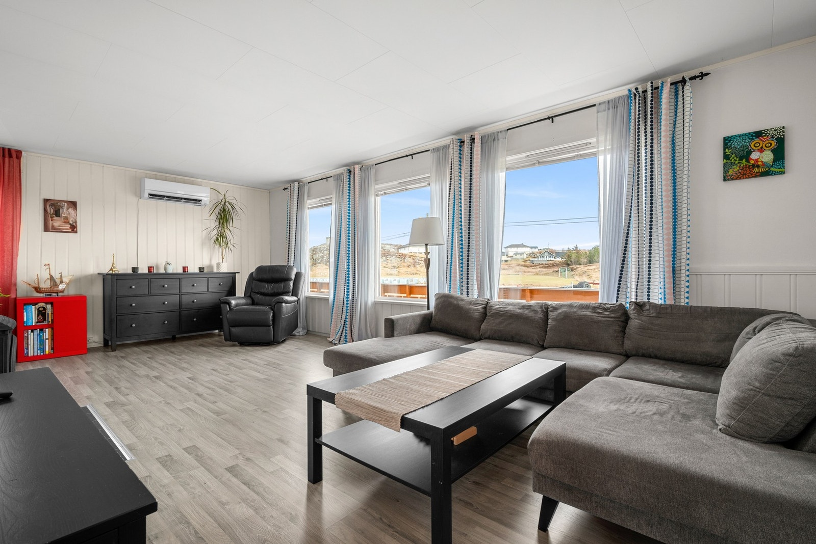 Romslig stue med store vindusflater. Galleribilde