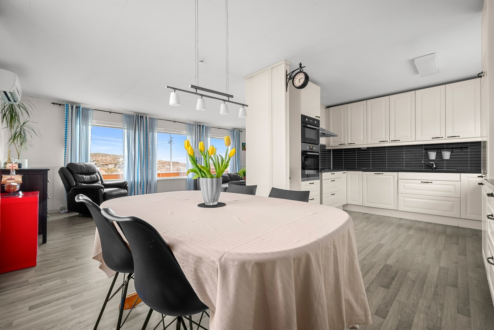 Romslig enebolig over to plan med en familievennlig planløsning. Galleribilde