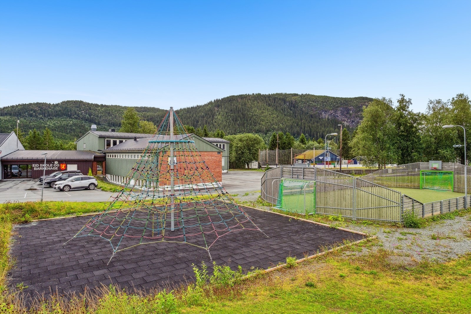 Skole og barnehage like ved Galleribilde