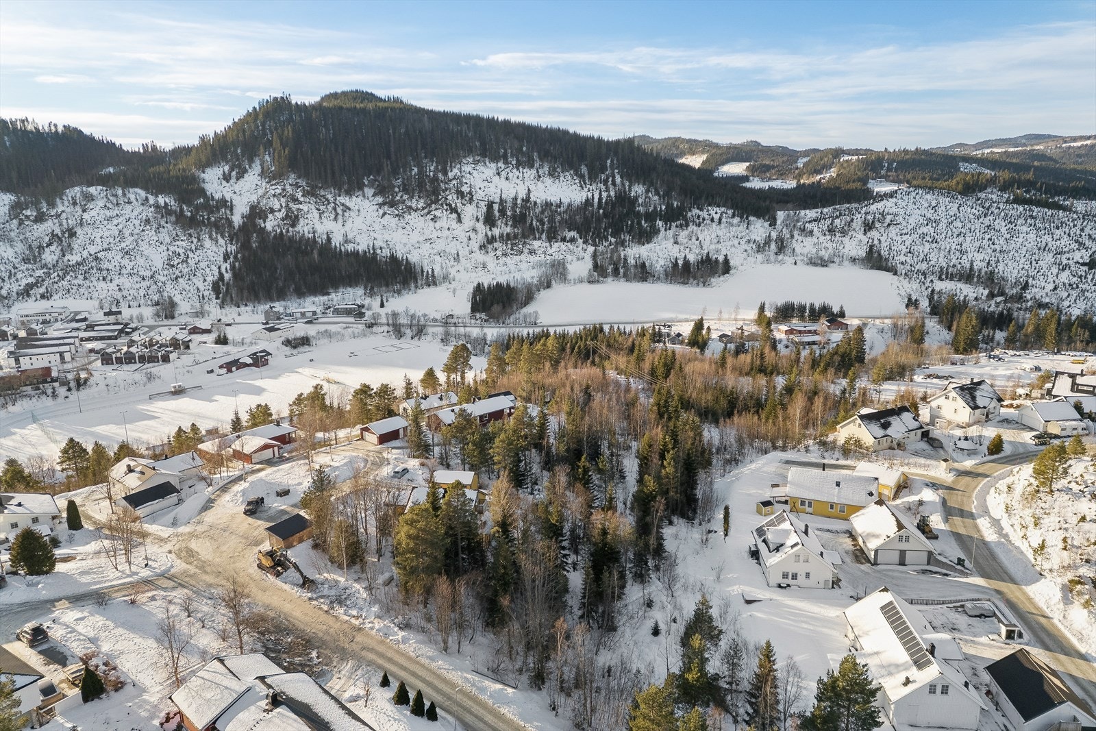 Dronebilde av tomten og omgivelsene Galleribilde