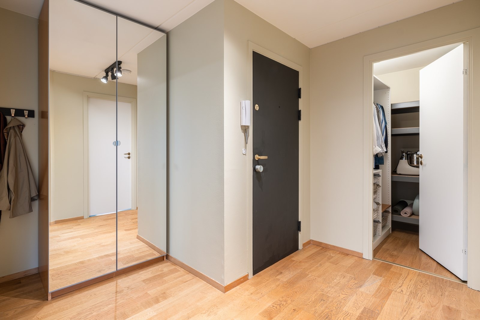 Velkommen hjem! Innbydende entré med gode oppbevaringsmuligheter i garderobeskap med speildører. Galleribilde