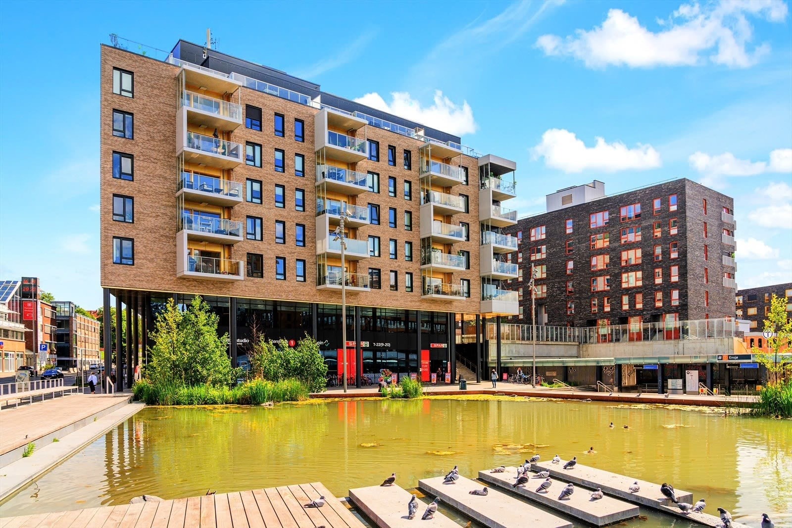 Ensjø torg byr på servicetilbud som Åpent bakeri, Vitusapotek Dr.dropin og Spar. Galleribilde