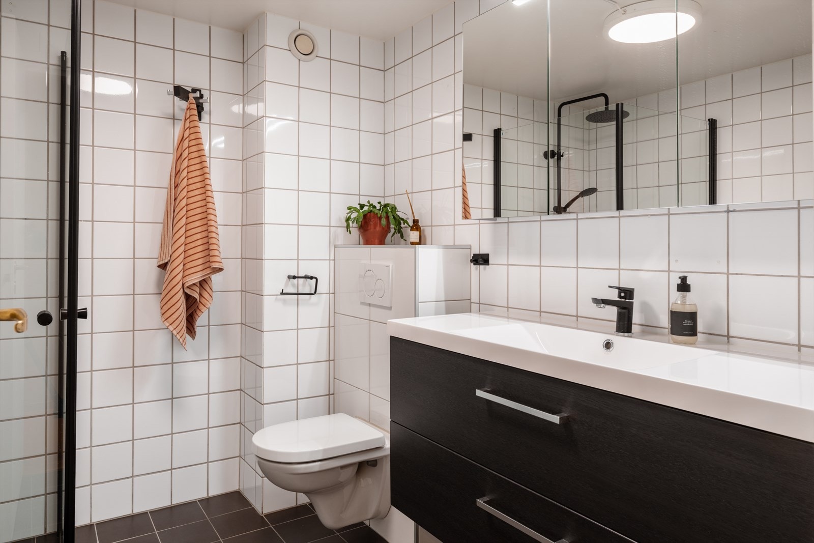 Romslig baderom med flislagte overflater og deilig varme i gulvet. Galleribilde