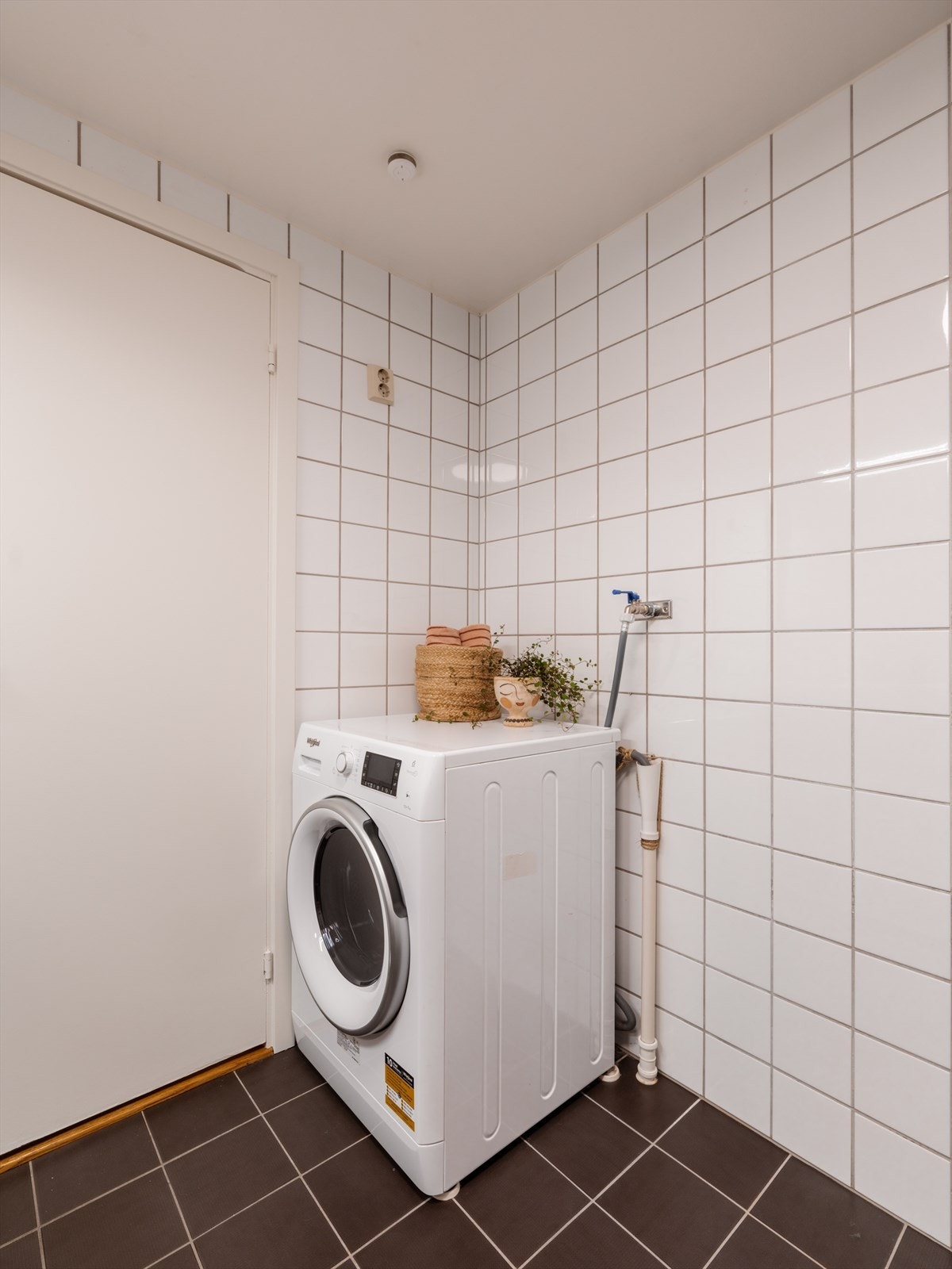 Videre er det opplegg for vaskemaskin og ekstra plass til ønsket innredning. Galleribilde