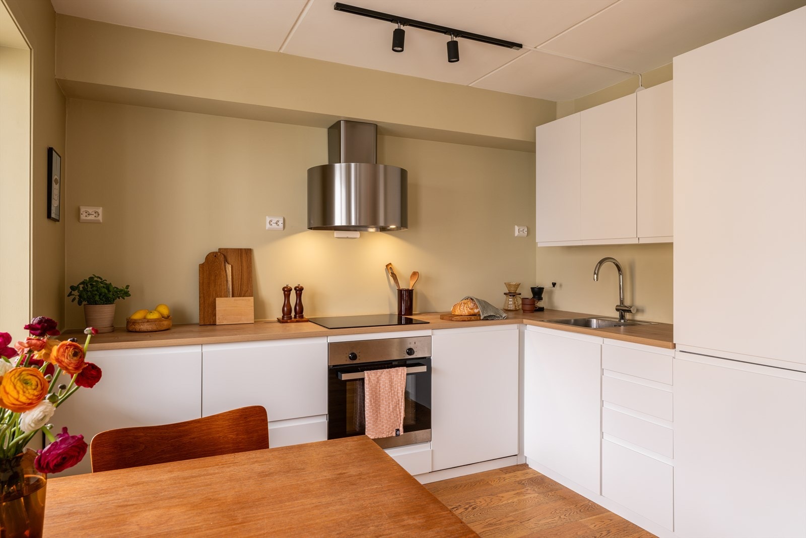 Et innholdsrikt kjøkken med god lagringsplass i både skuffer og skap. Galleribilde