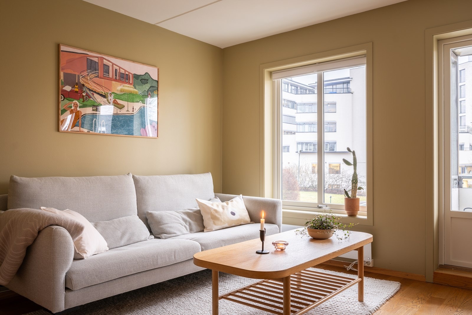 Store vindusflater slipper inn rikelig med naturlig lys og bidrar til en luftig og trivelig atmosfære. Galleribilde