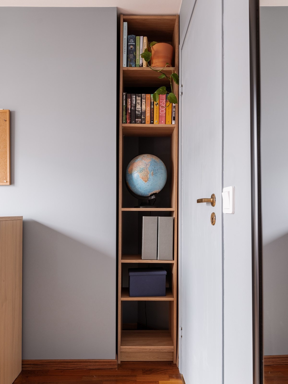 Den innfelte nisjen passer perfekt for bøker, pynt og oppbevaring. Galleribilde